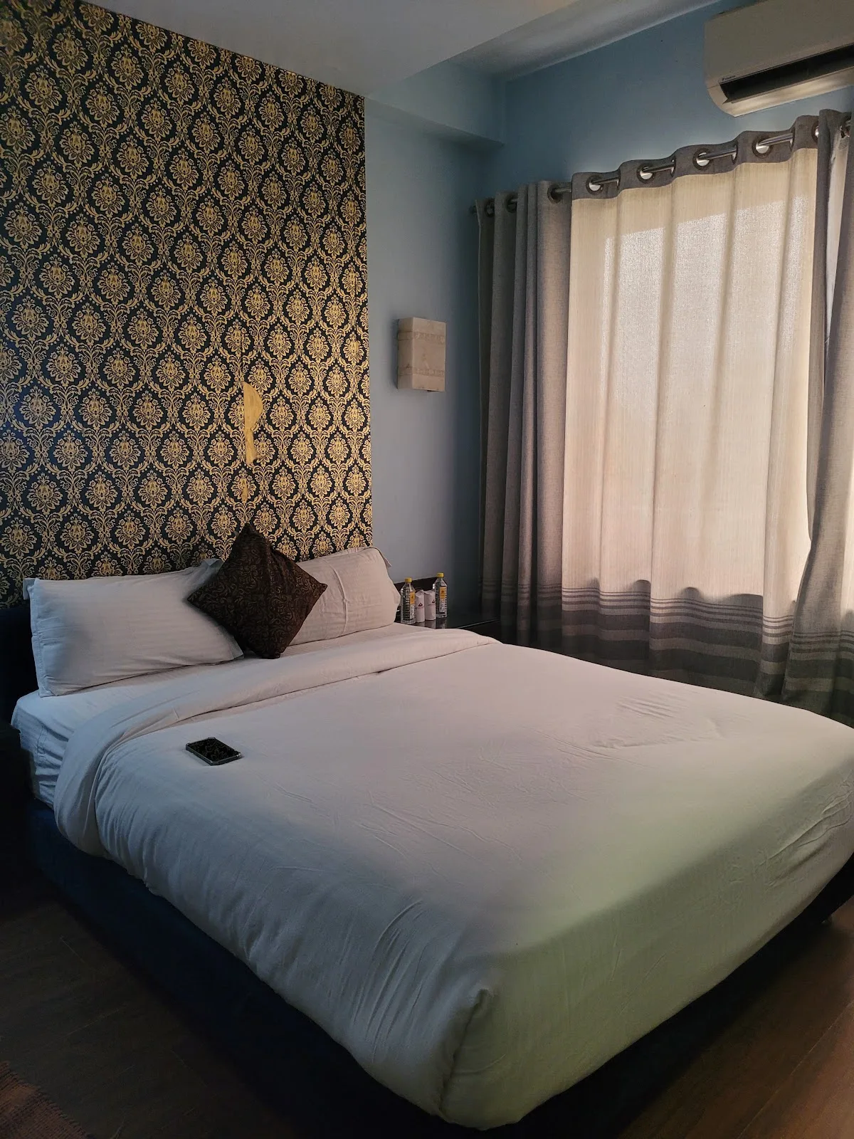 Deluxe Room with gold damask feature wall