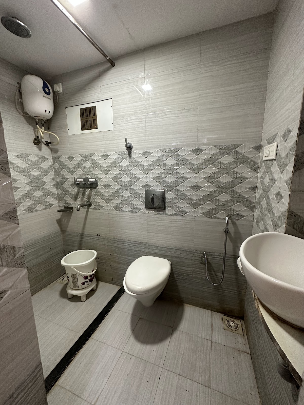 Deluxe room bathroom